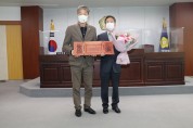 김수태 청도군의회 의장, 김희곤 의회사무과장지방자치발전유공 표창 수상